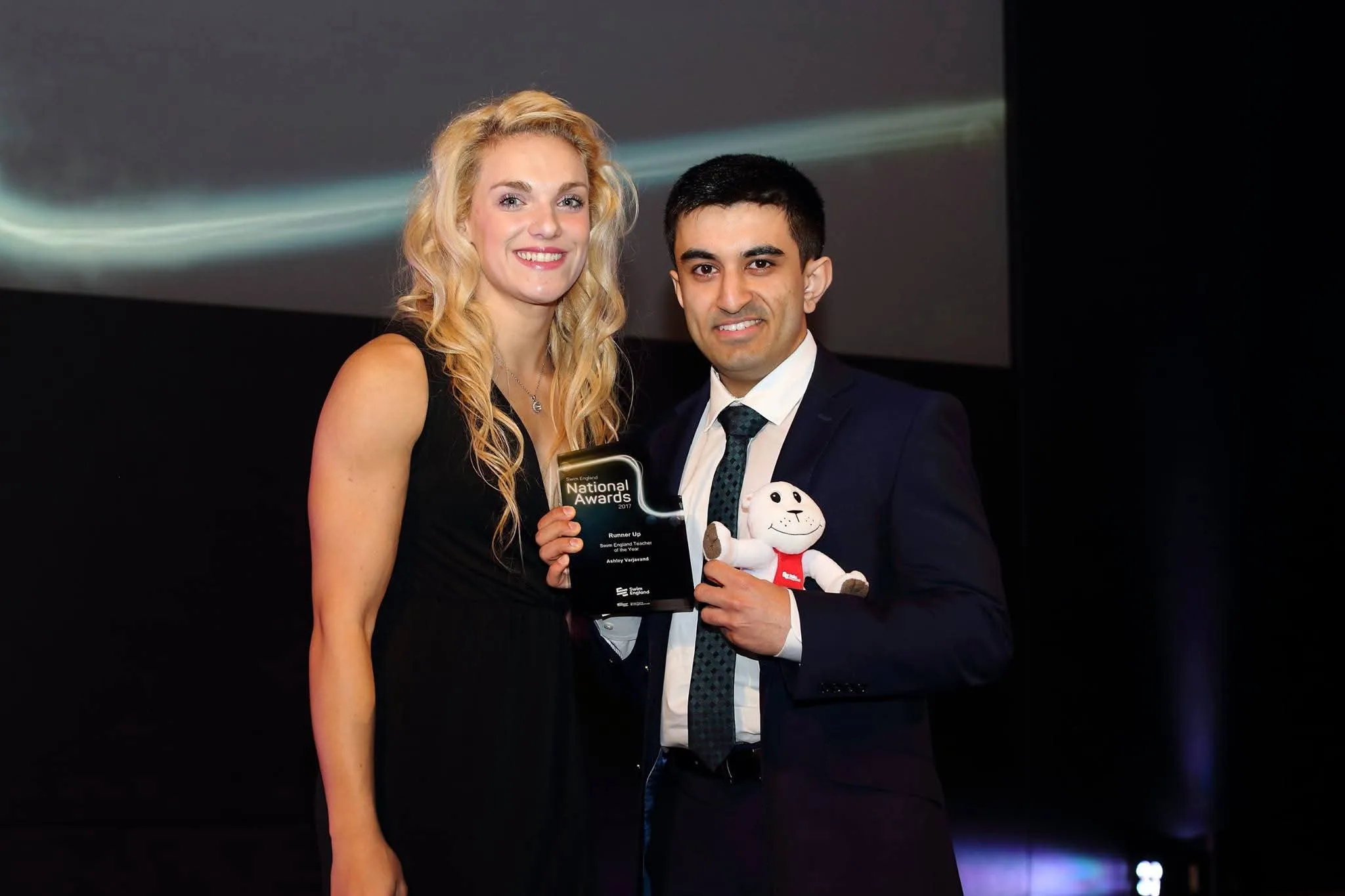 Ashley Varjavand standing with Ellie Faulkner at the Swim England National Awards 2017, holding his runner-up award.